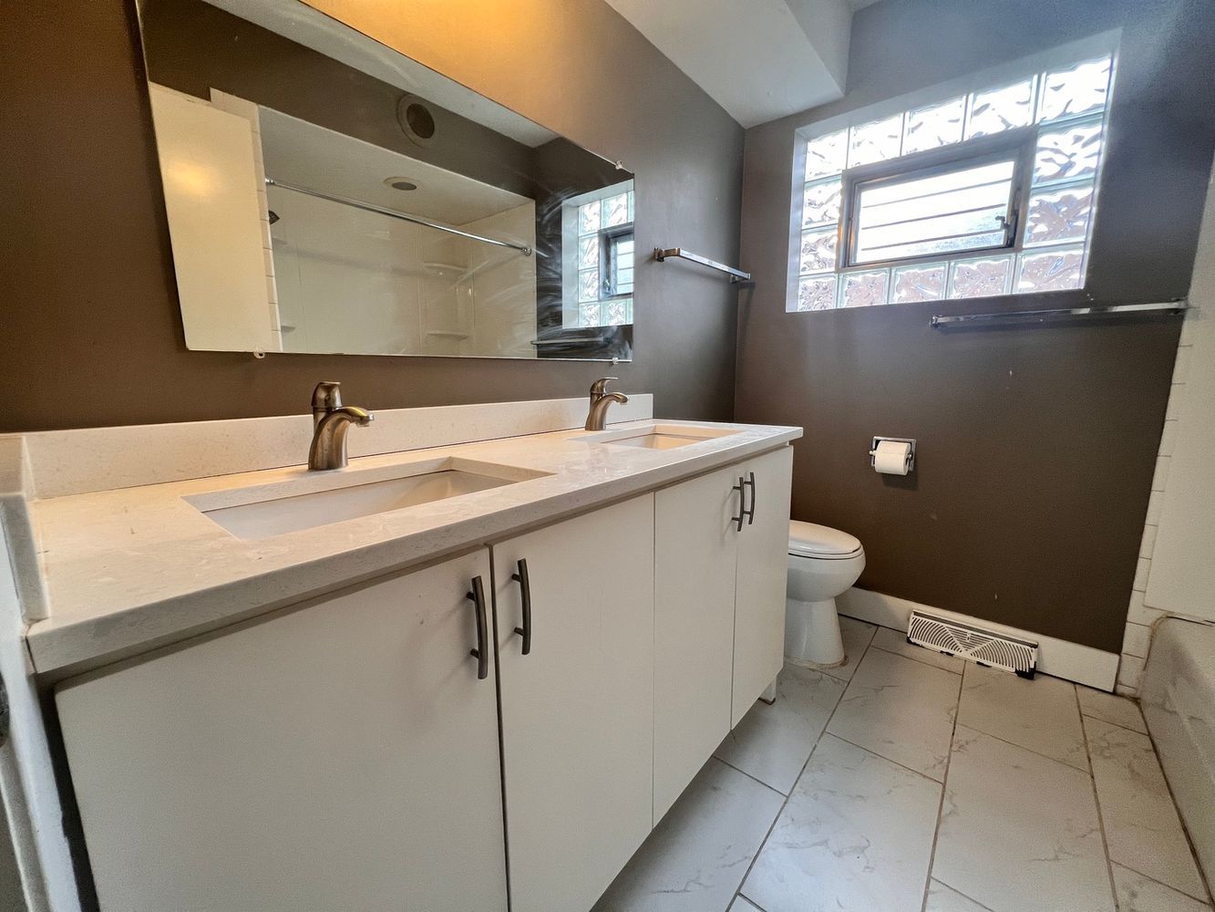 16W611 56th Street #1, Clarendon Hills, IL 60514