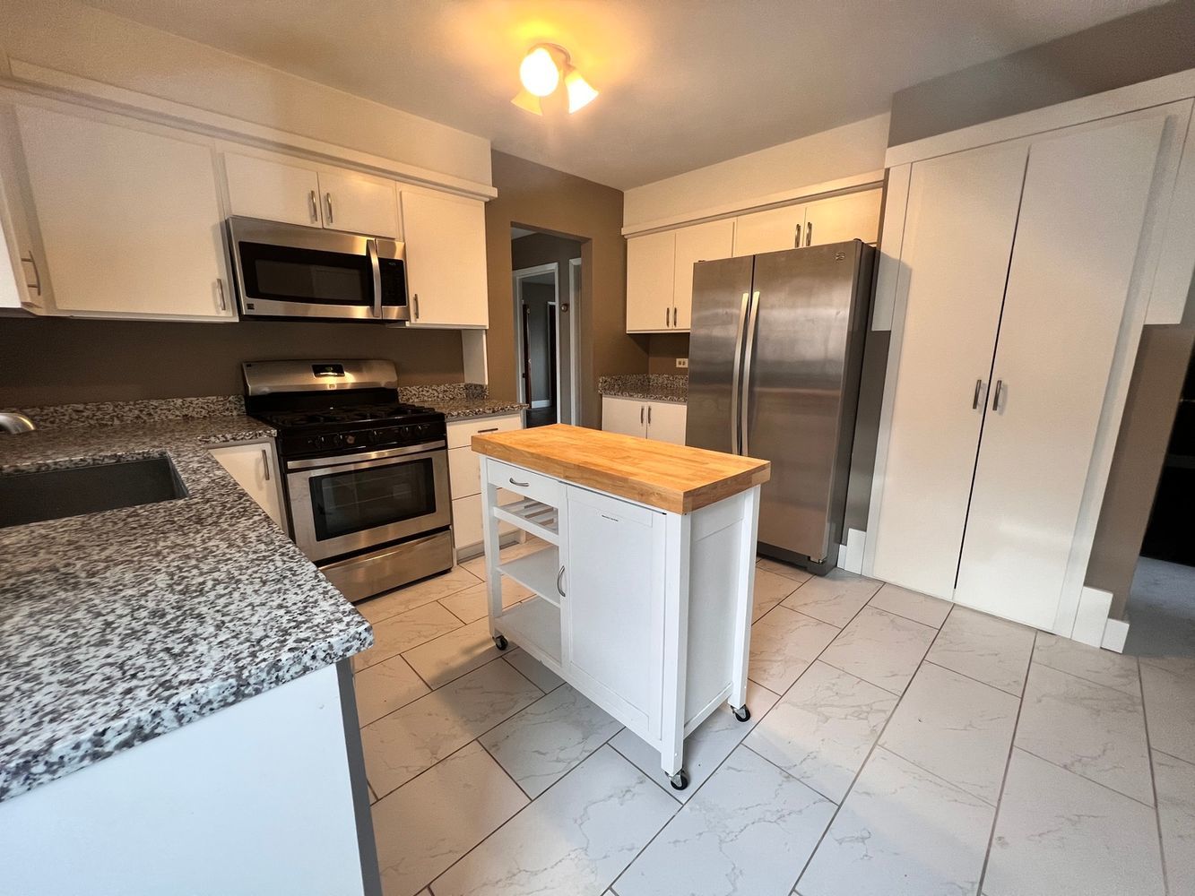 16W611 56th Street #1, Clarendon Hills, IL 60514