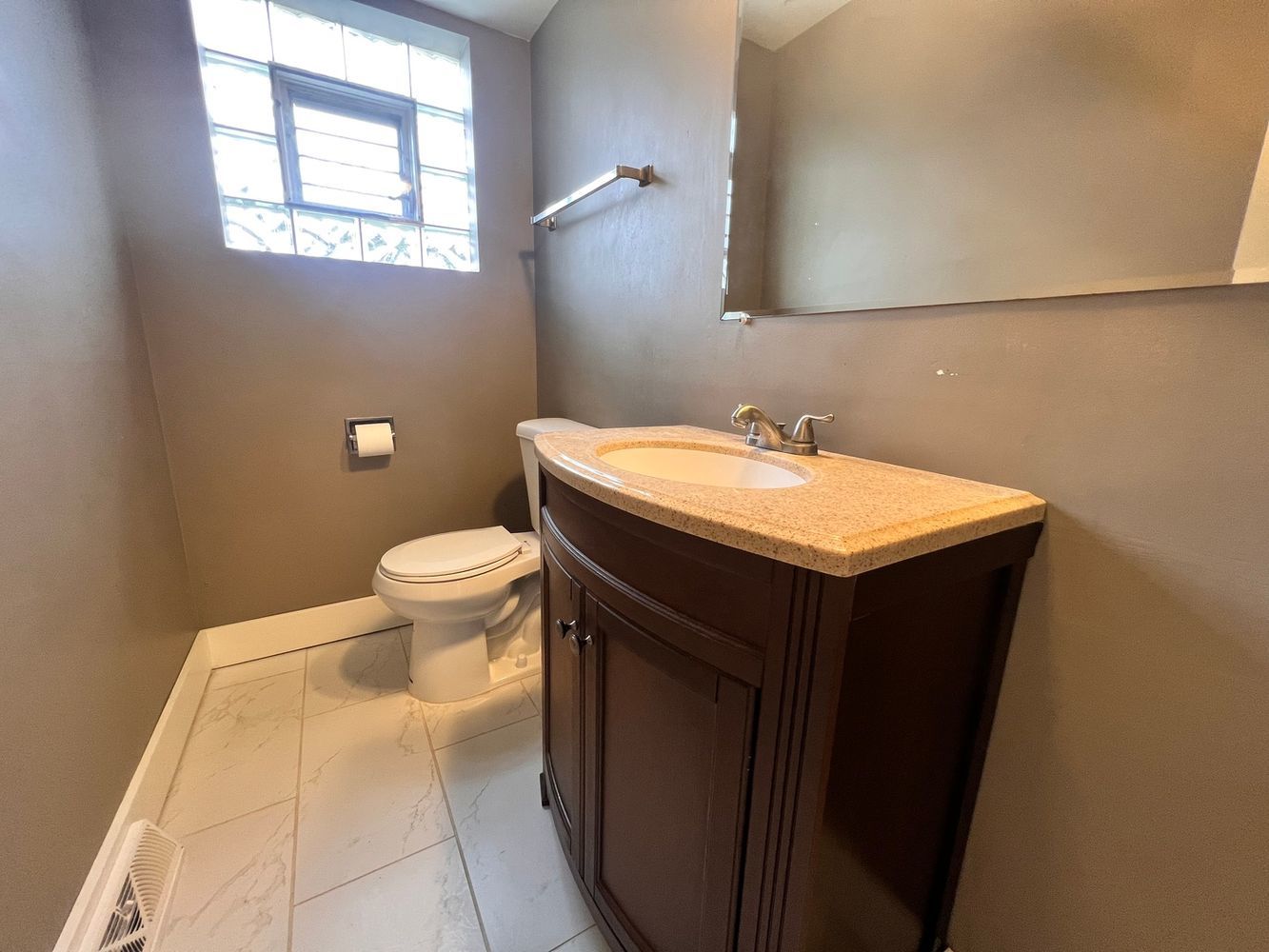 16W611 56th Street #1, Clarendon Hills, IL 60514