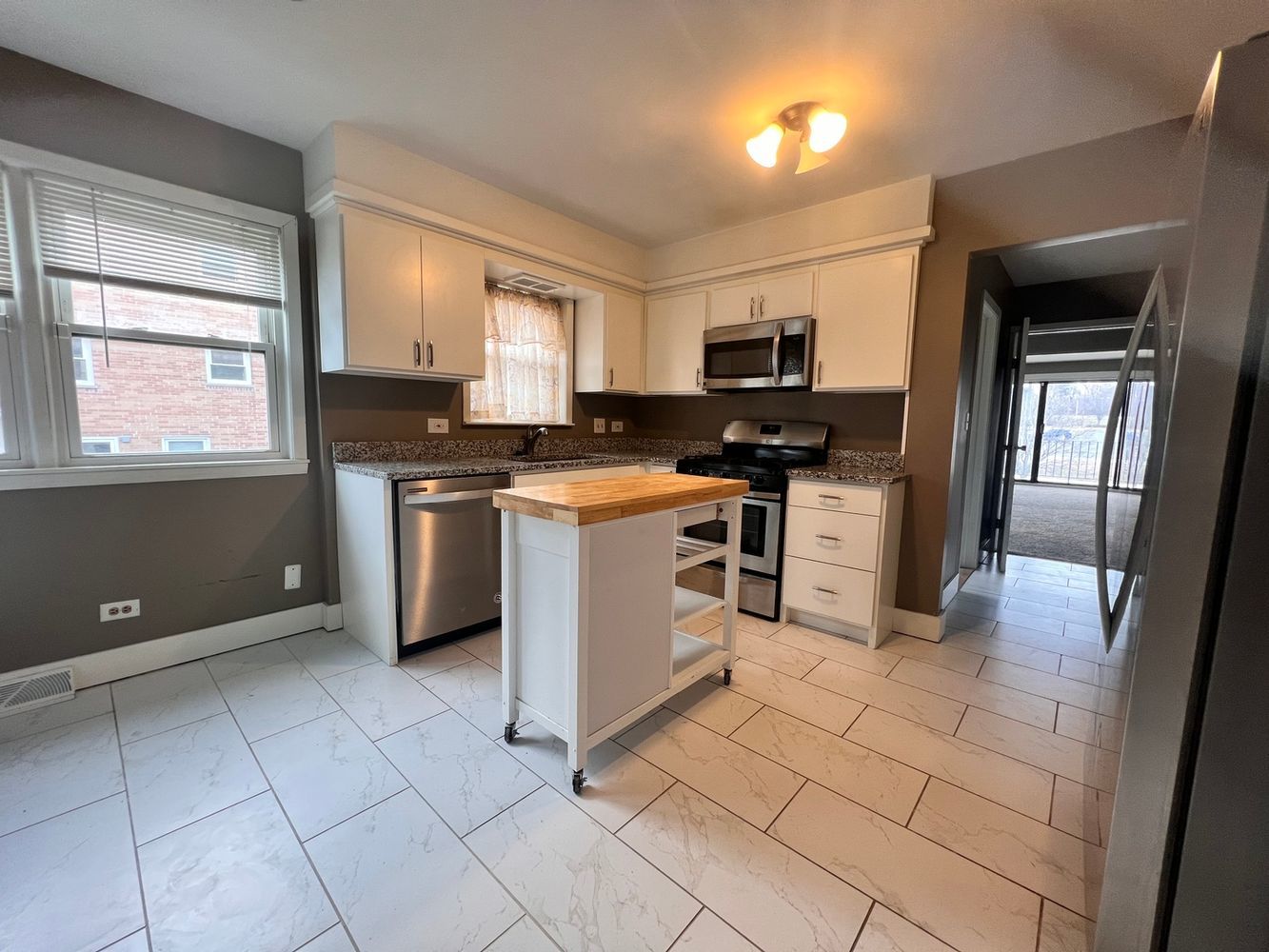 16W611 56th Street #1, Clarendon Hills, IL 60514