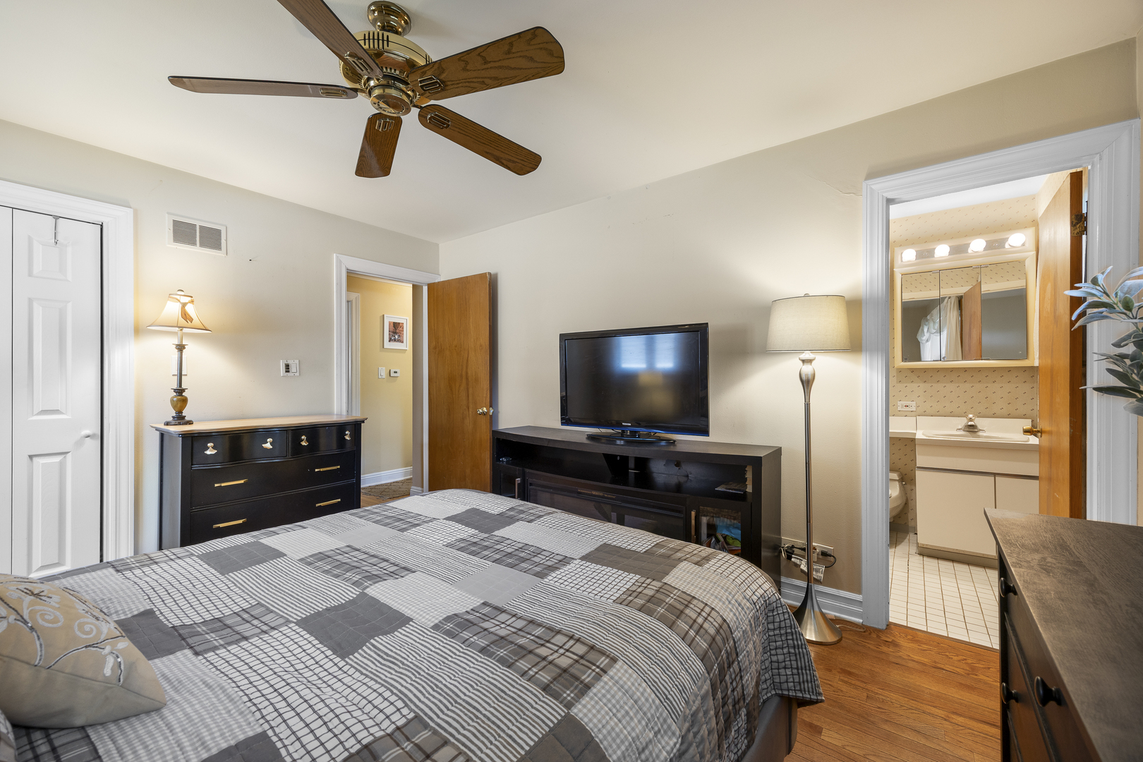 532 Landmeier Road, Elk Grove Village, IL 60007