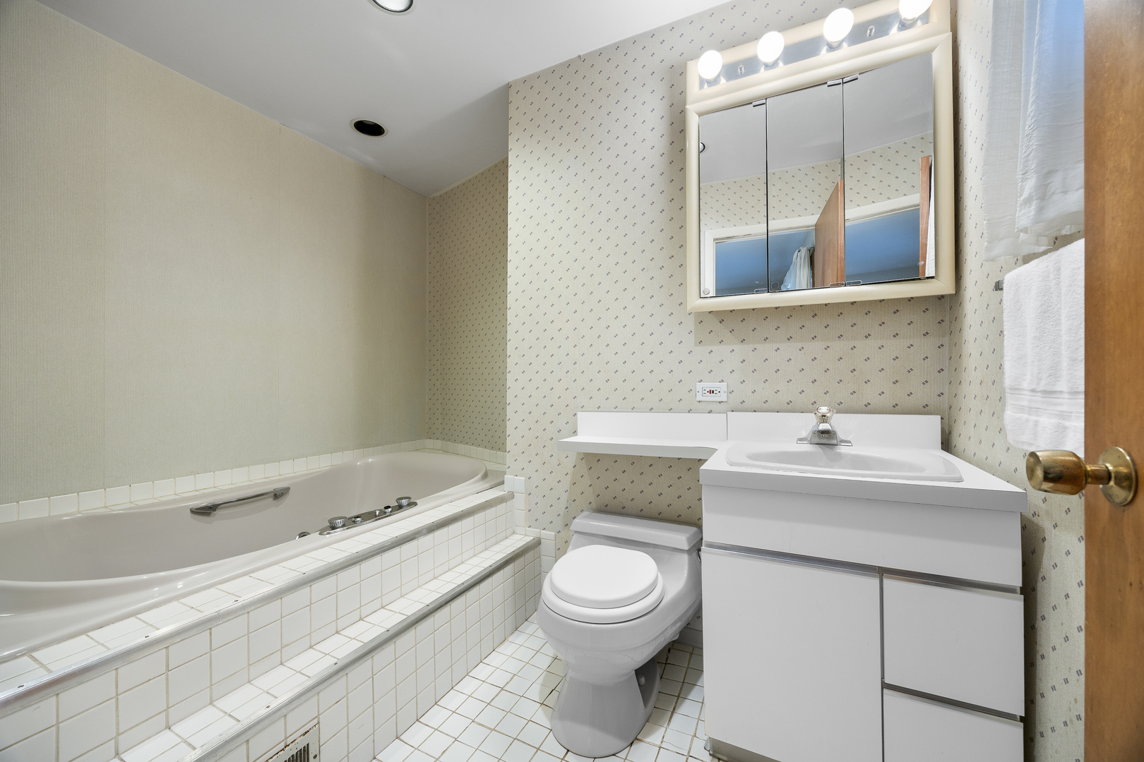 532 Landmeier Road, Elk Grove Village, IL 60007