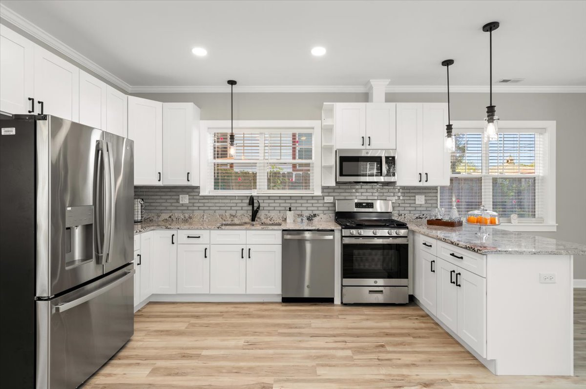 1411 S 6th Avenue, Maywood, IL 60153