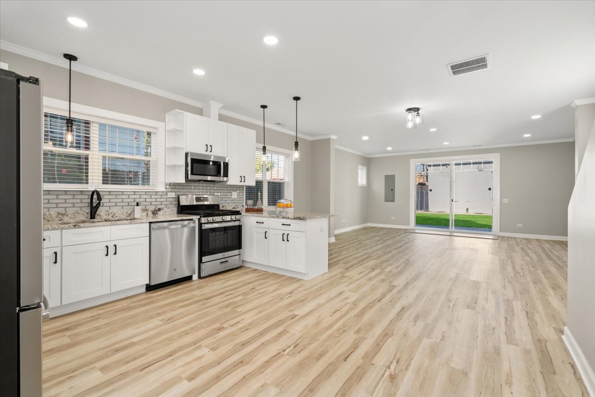 1411 S 6th Avenue, Maywood, IL 60153