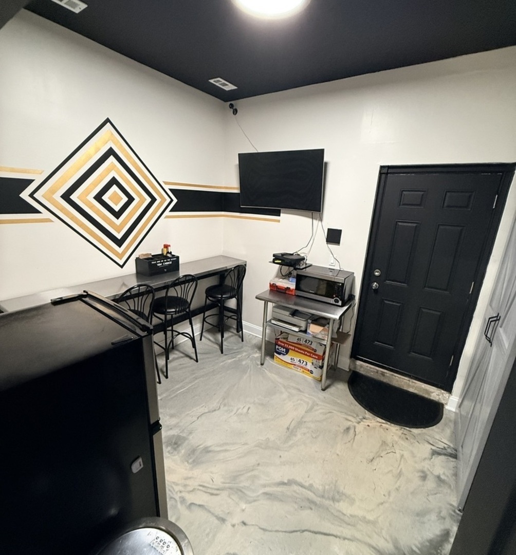 8252 S ASHLAND Avenue, Chicago, IL 60620