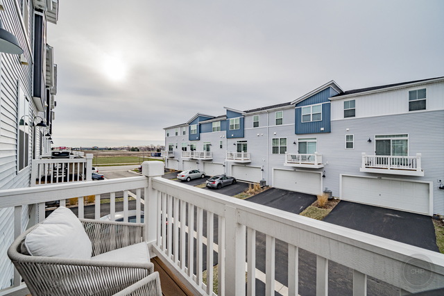 871 Finley Drive, Aurora, IL 60504