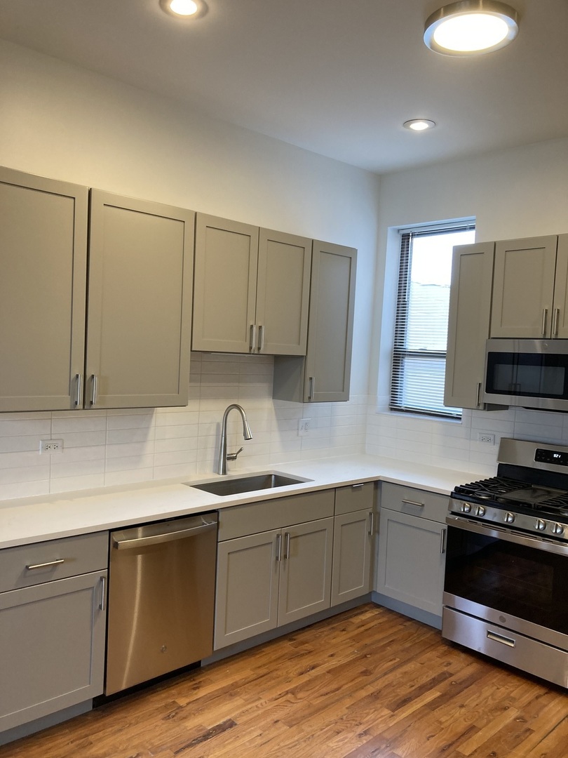 4041 S Calumet Avenue, Chicago, IL 60653