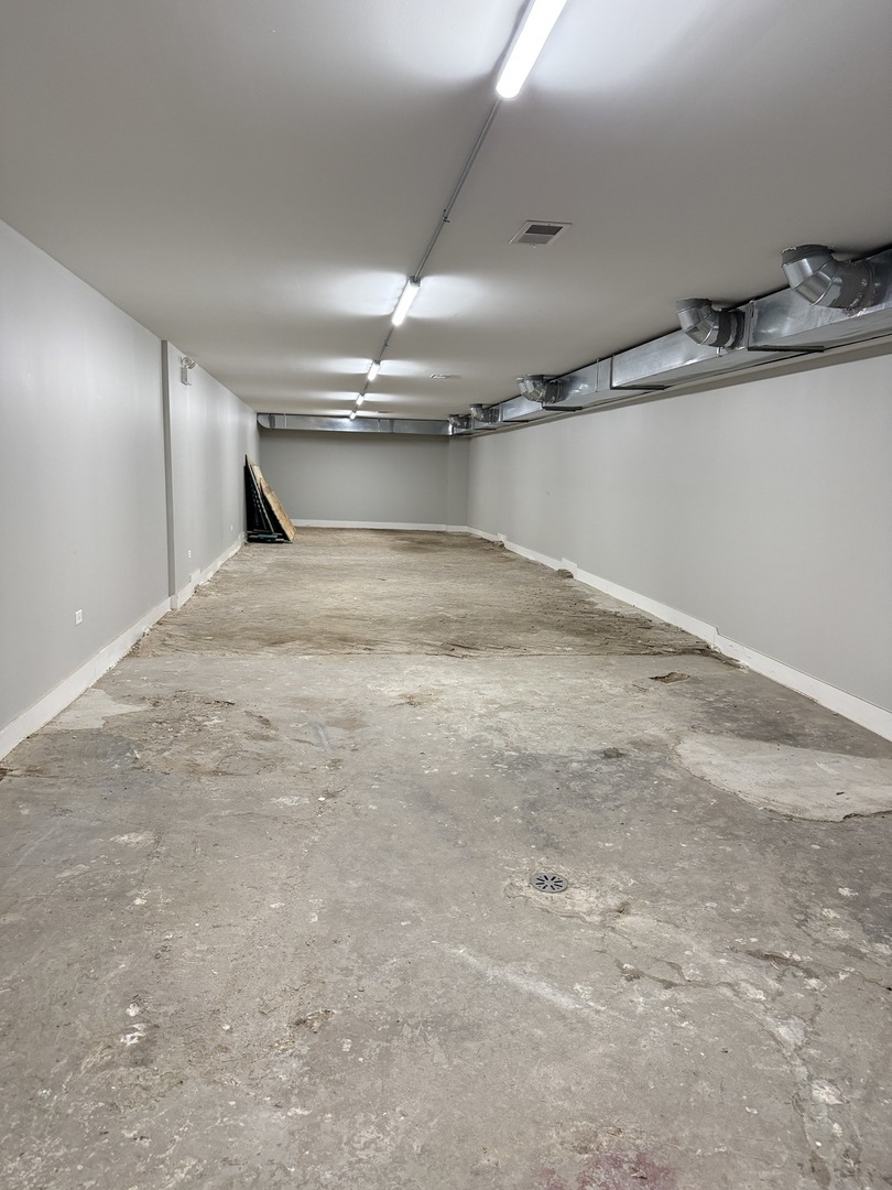 7051 N Clark Street, Chicago, IL 60626