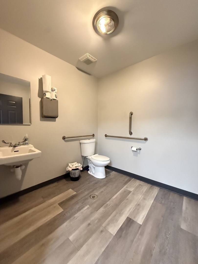 7051 N Clark Street, Chicago, IL 60626