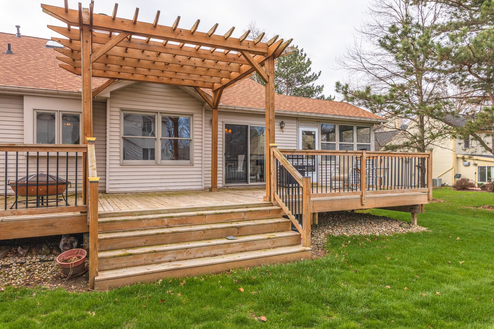 8627 Oakmont Road, Bloomington, IL 61705