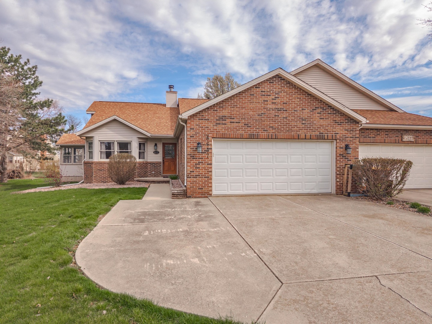 8627 Oakmont Road, Bloomington, IL 61705
