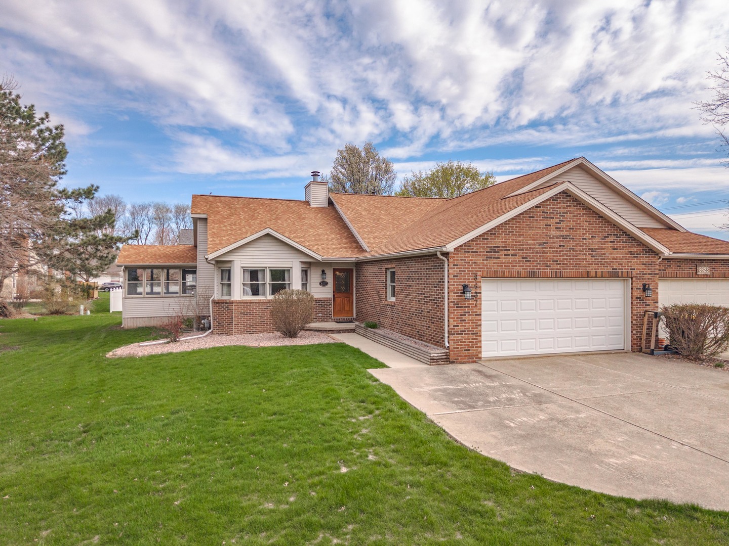 8627 Oakmont Road, Bloomington, IL 61705