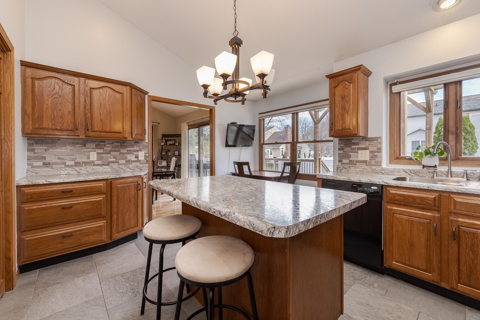 8627 Oakmont Road, Bloomington, IL 61705