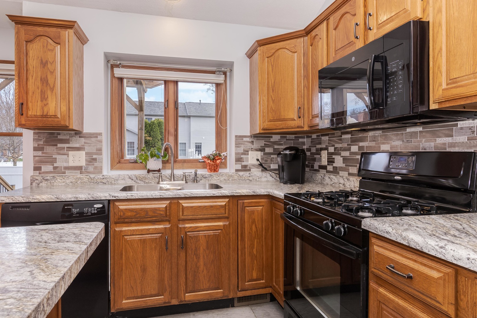 8627 Oakmont Road, Bloomington, IL 61705