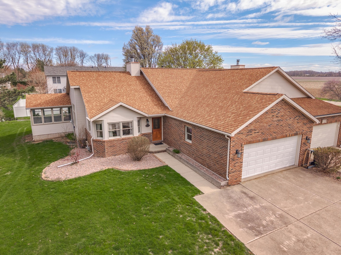 8627 Oakmont Road, Bloomington, IL 61705