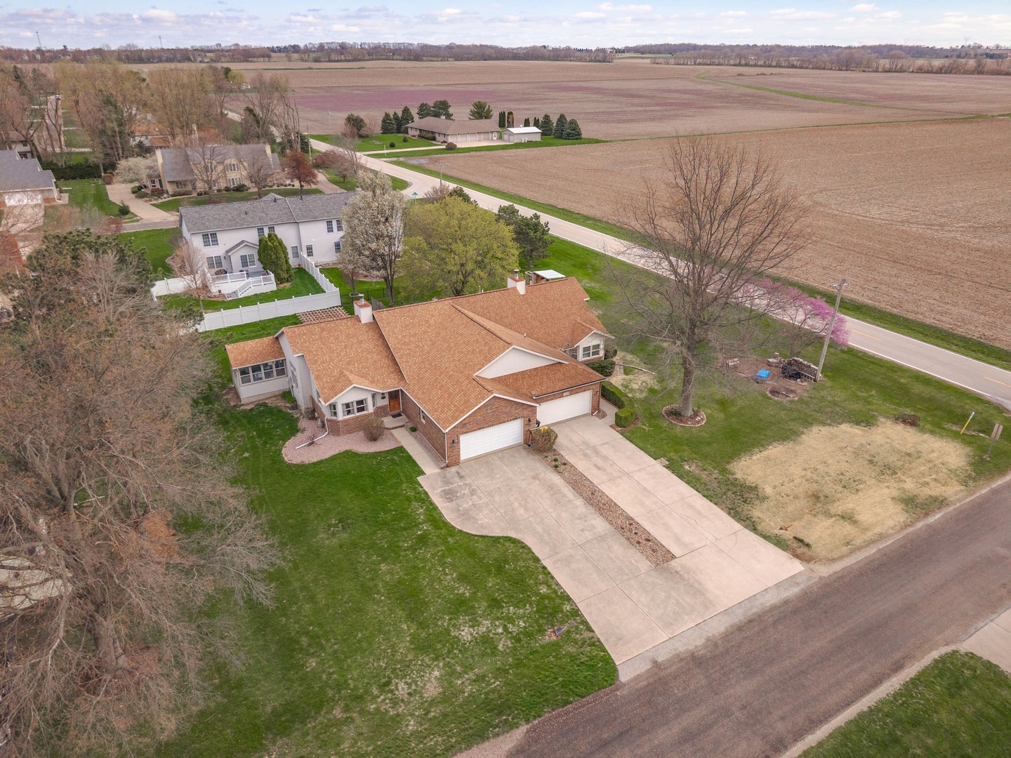 8627 Oakmont Road, Bloomington, IL 61705