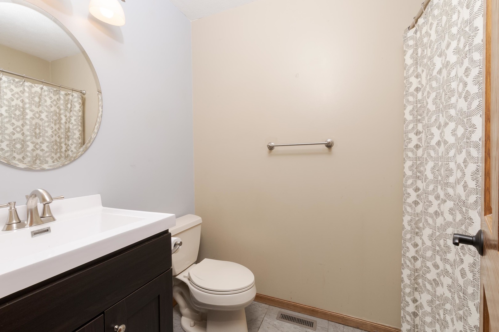 8627 Oakmont Road, Bloomington, IL 61705