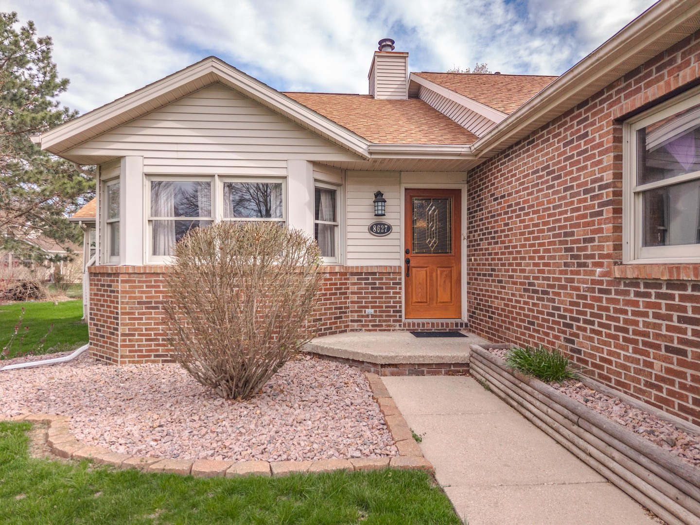 8627 Oakmont Road, Bloomington, IL 61705