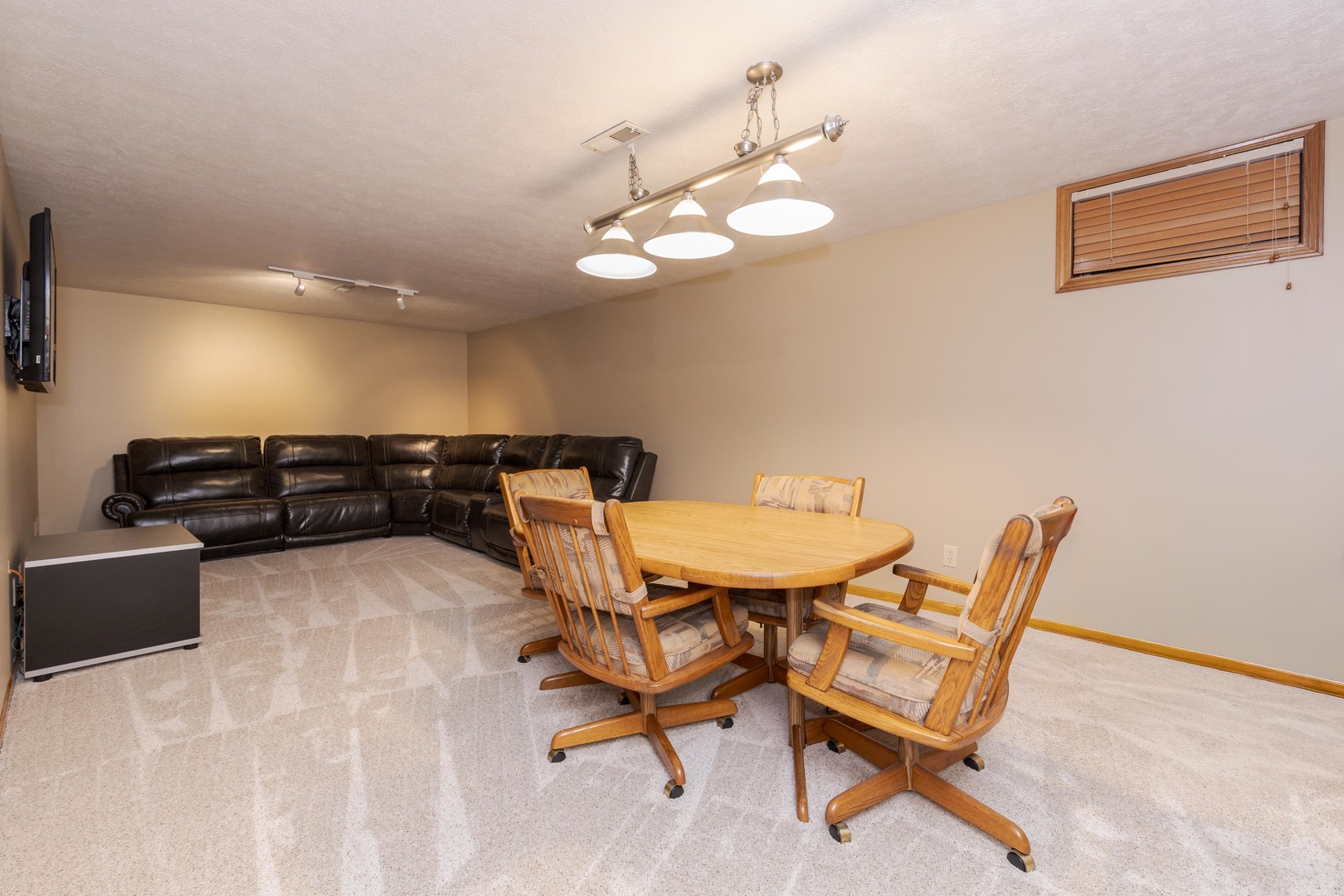 8627 Oakmont Road, Bloomington, IL 61705