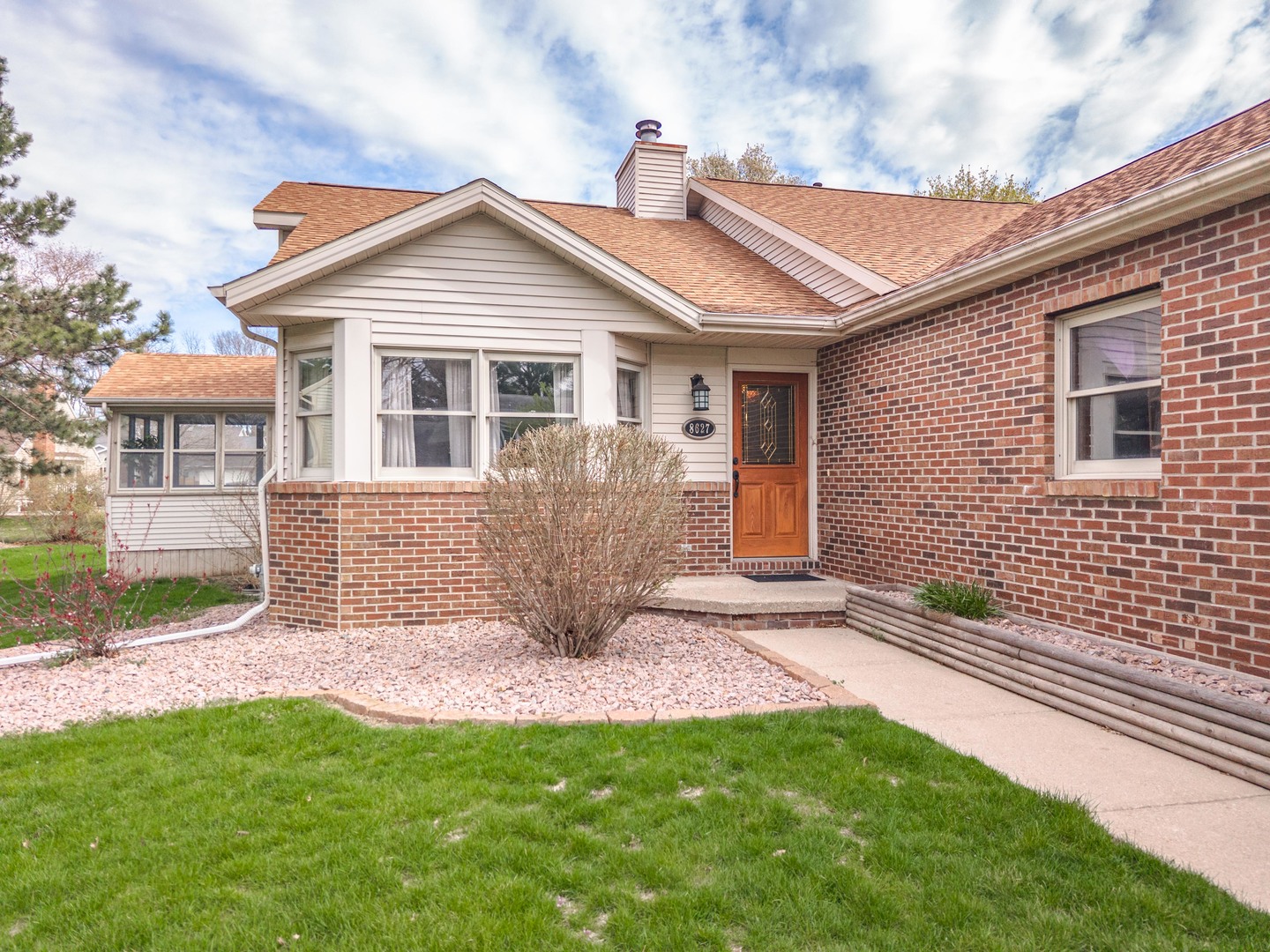 8627 Oakmont Road, Bloomington, IL 61705