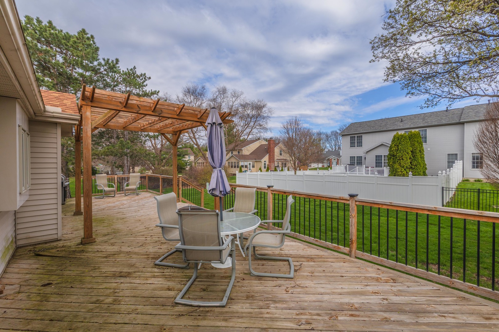 8627 Oakmont Road, Bloomington, IL 61705