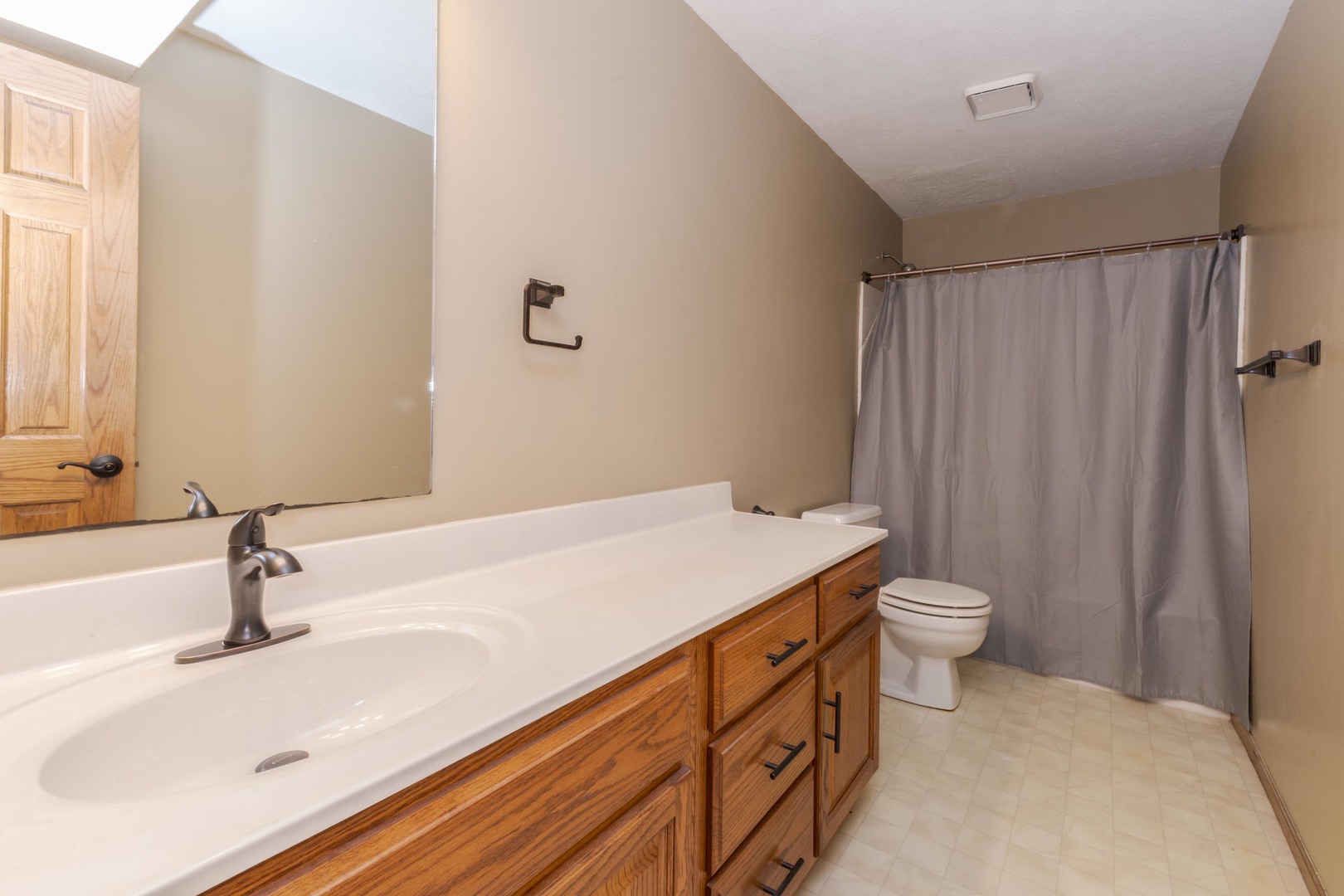 8627 Oakmont Road, Bloomington, IL 61705