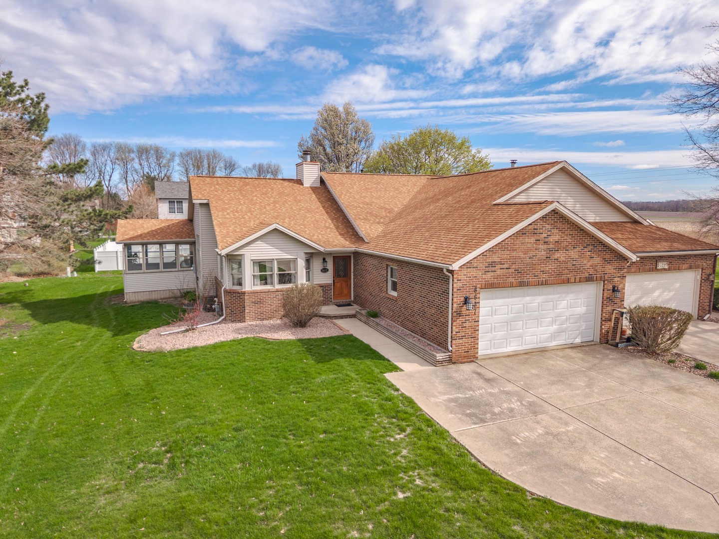 8627 Oakmont Road, Bloomington, IL 61705