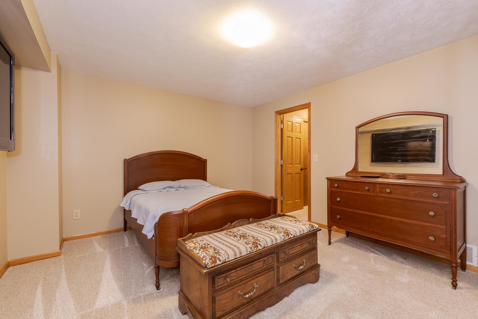 8627 Oakmont Road, Bloomington, IL 61705