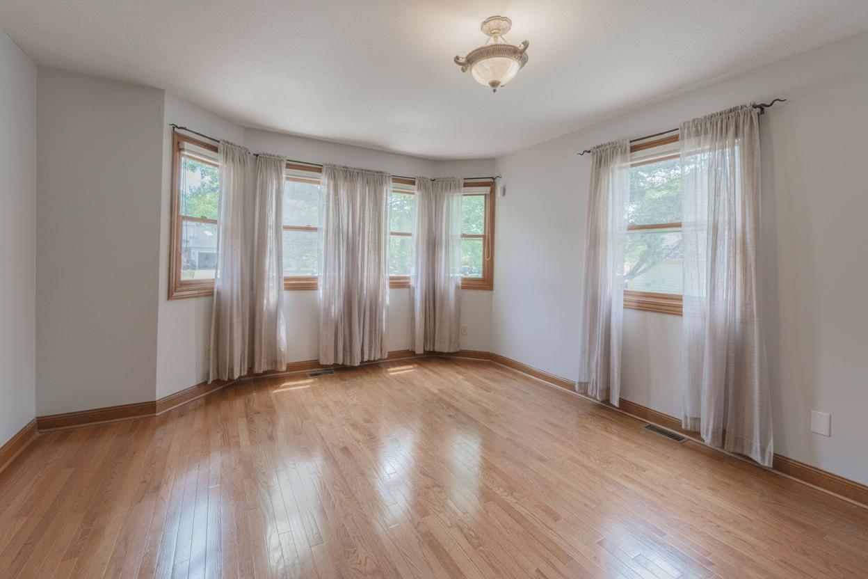 8627 Oakmont Road, Bloomington, IL 61705