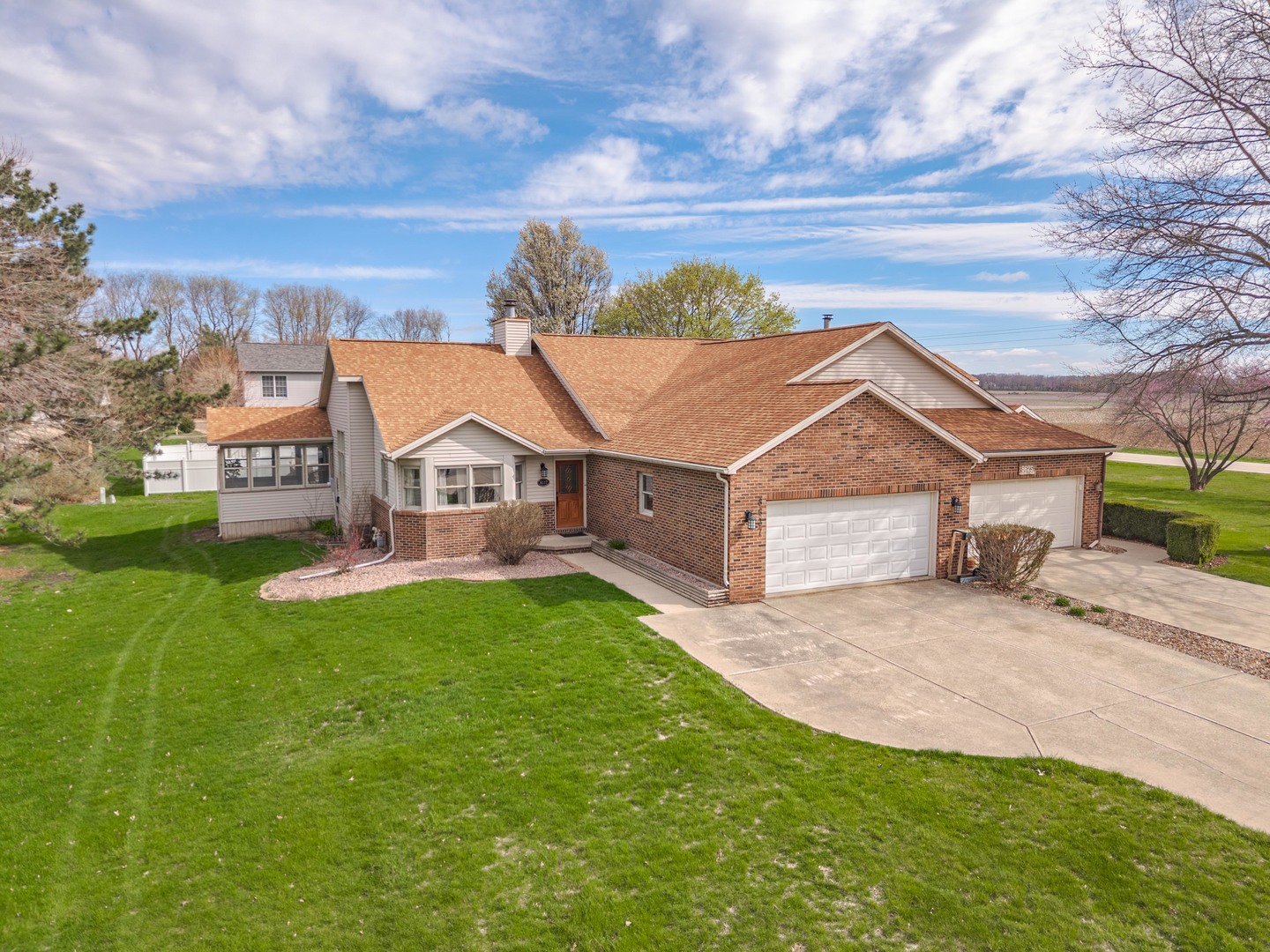 8627 Oakmont Road, Bloomington, IL 61705