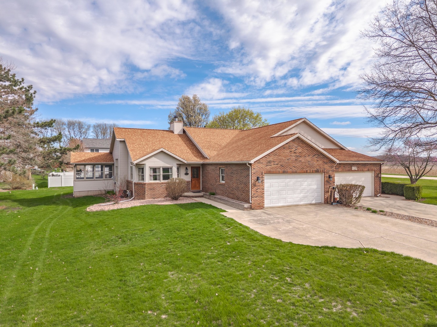 8627 Oakmont Road, Bloomington, IL 61705