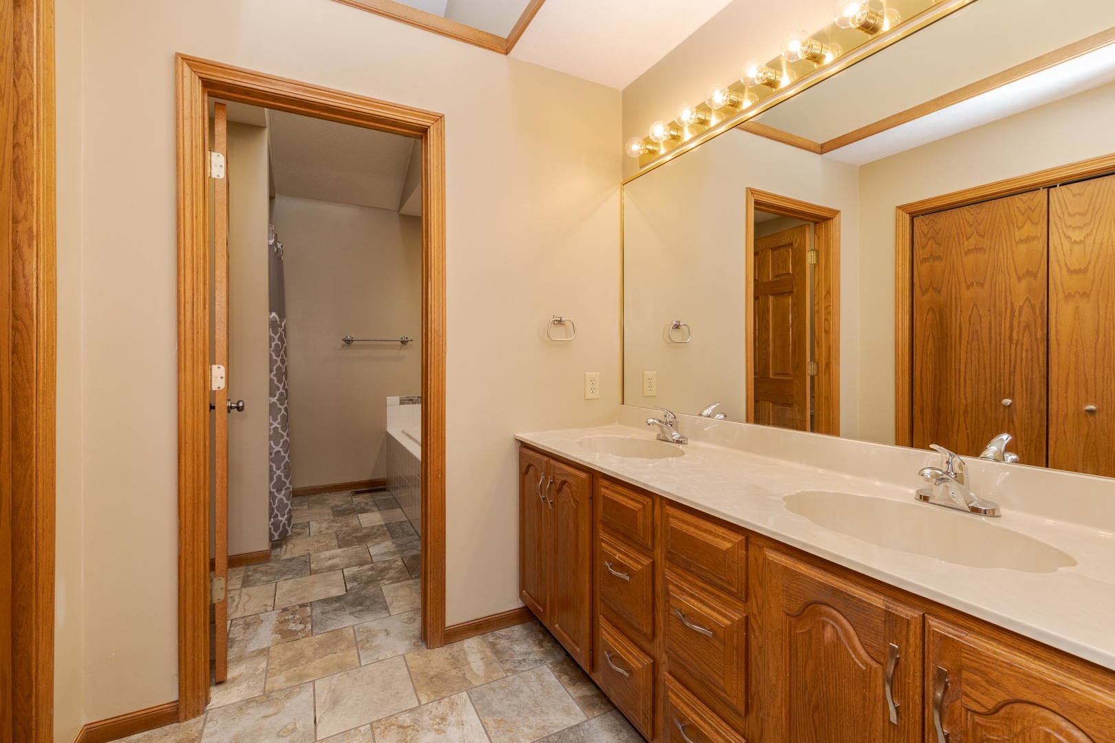 8627 Oakmont Road, Bloomington, IL 61705