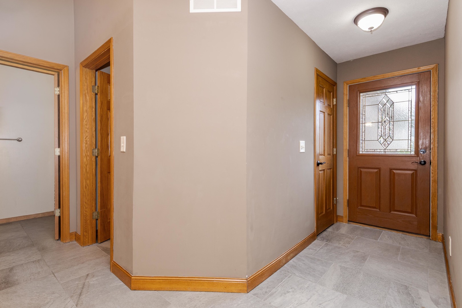 8627 Oakmont Road, Bloomington, IL 61705