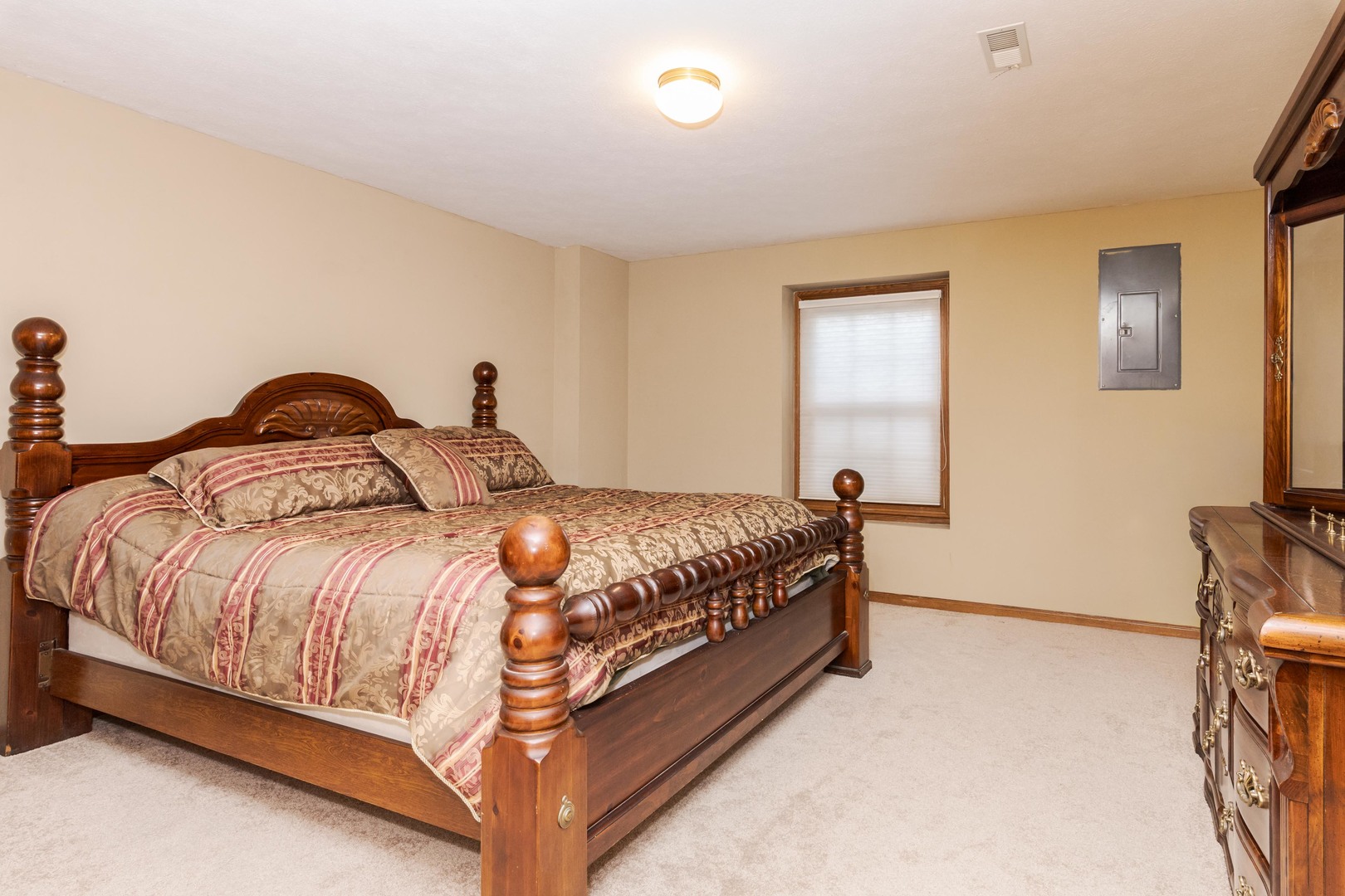 8627 Oakmont Road, Bloomington, IL 61705