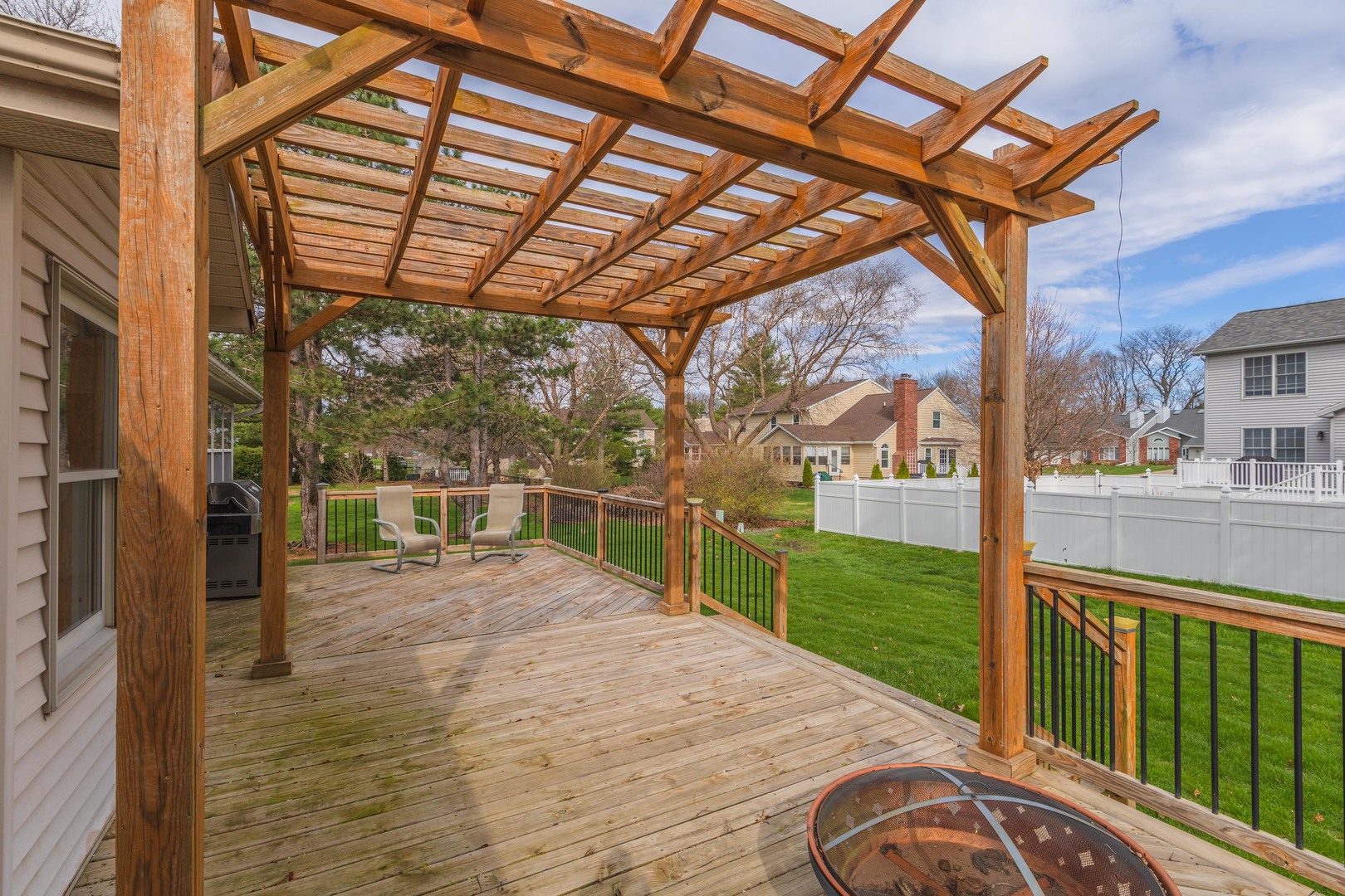 8627 Oakmont Road, Bloomington, IL 61705