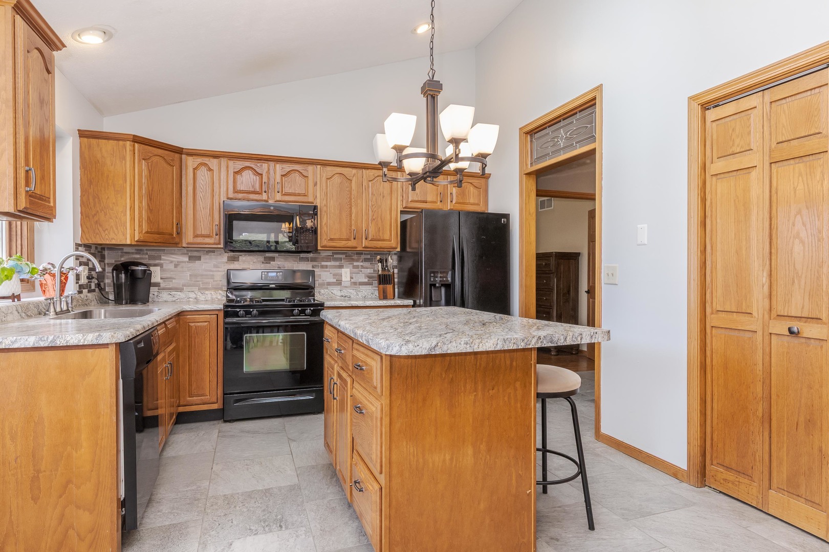 8627 Oakmont Road, Bloomington, IL 61705