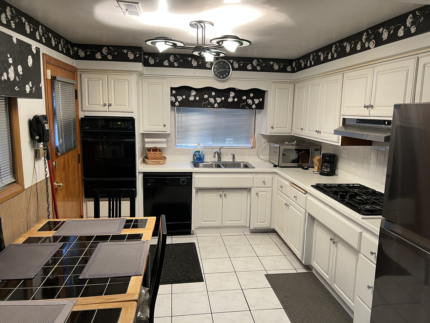 9238 S Constance Avenue, Chicago, IL 60617