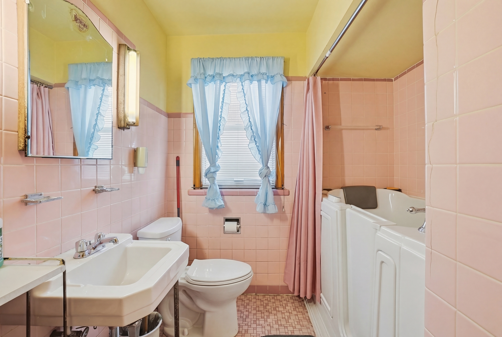 8305 S Paxton Avenue, Chicago, IL 60617