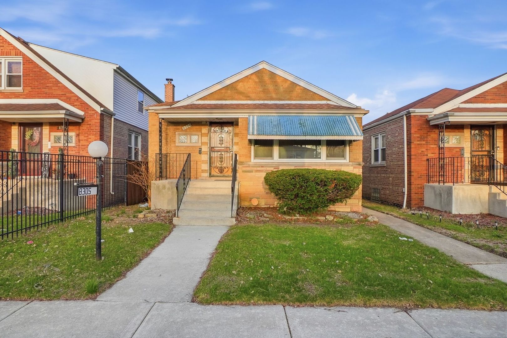 8305 S Paxton Avenue, Chicago, IL 60617