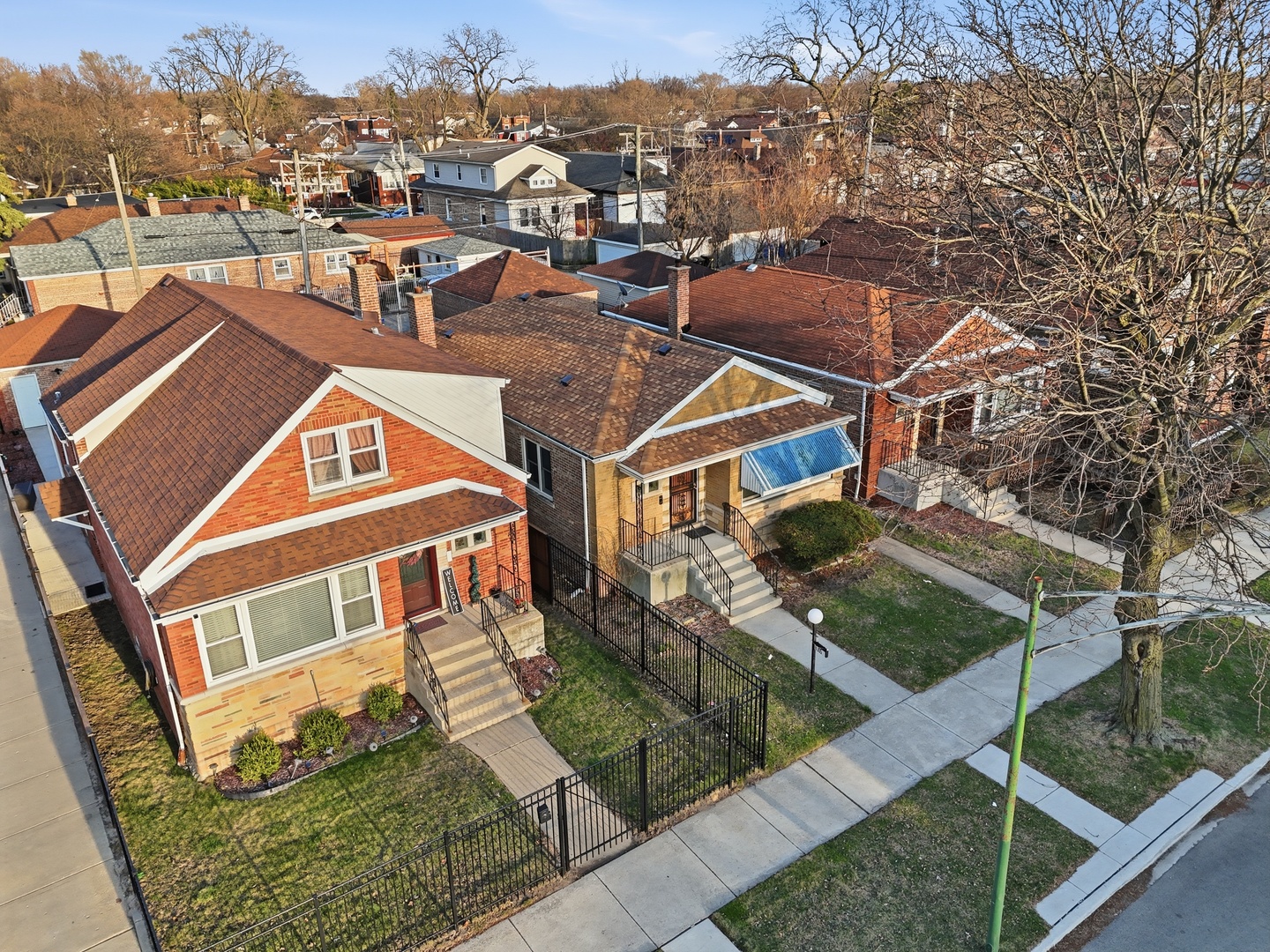 8305 S Paxton Avenue, Chicago, IL 60617
