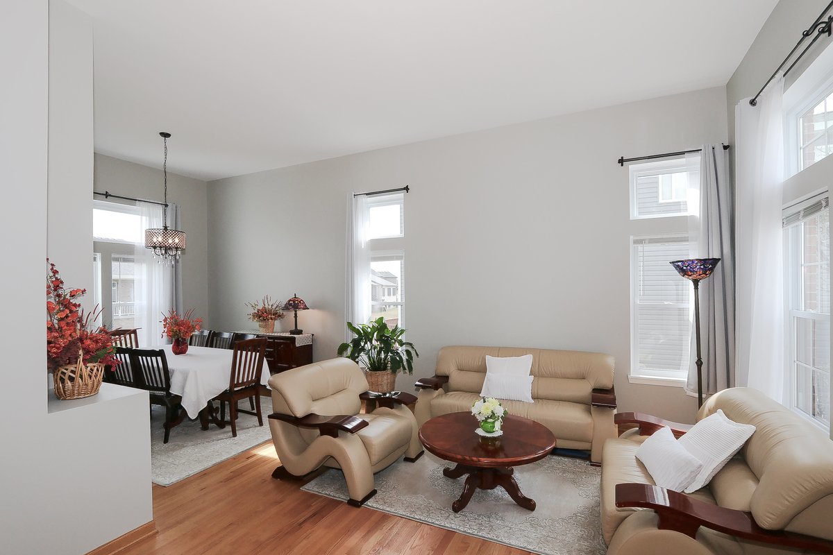 9015 Hillcrest Lane, Woodridge, IL 60517