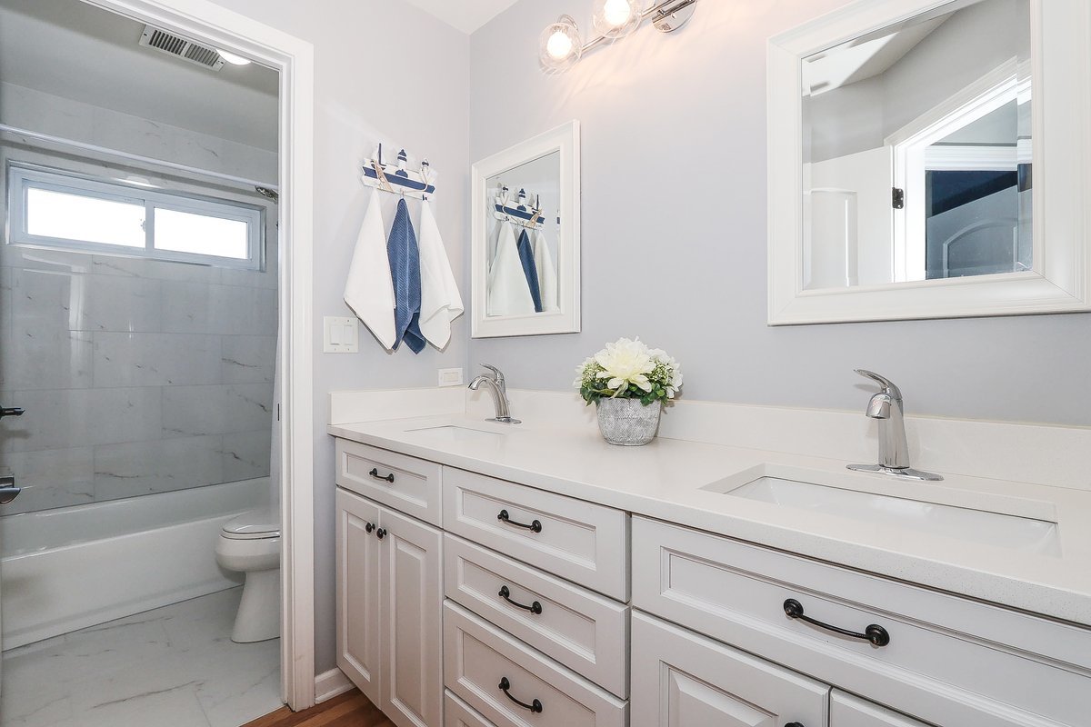 9015 Hillcrest Lane, Woodridge, IL 60517