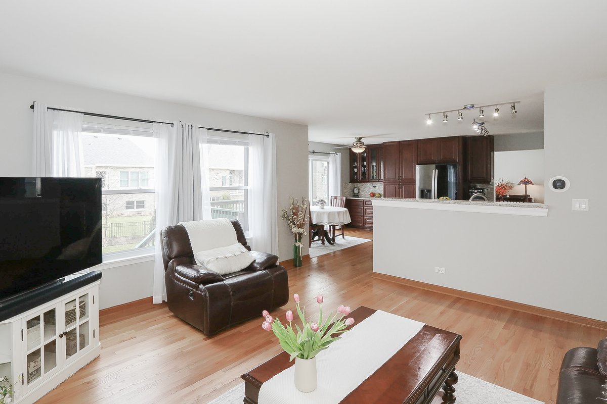 9015 Hillcrest Lane, Woodridge, IL 60517