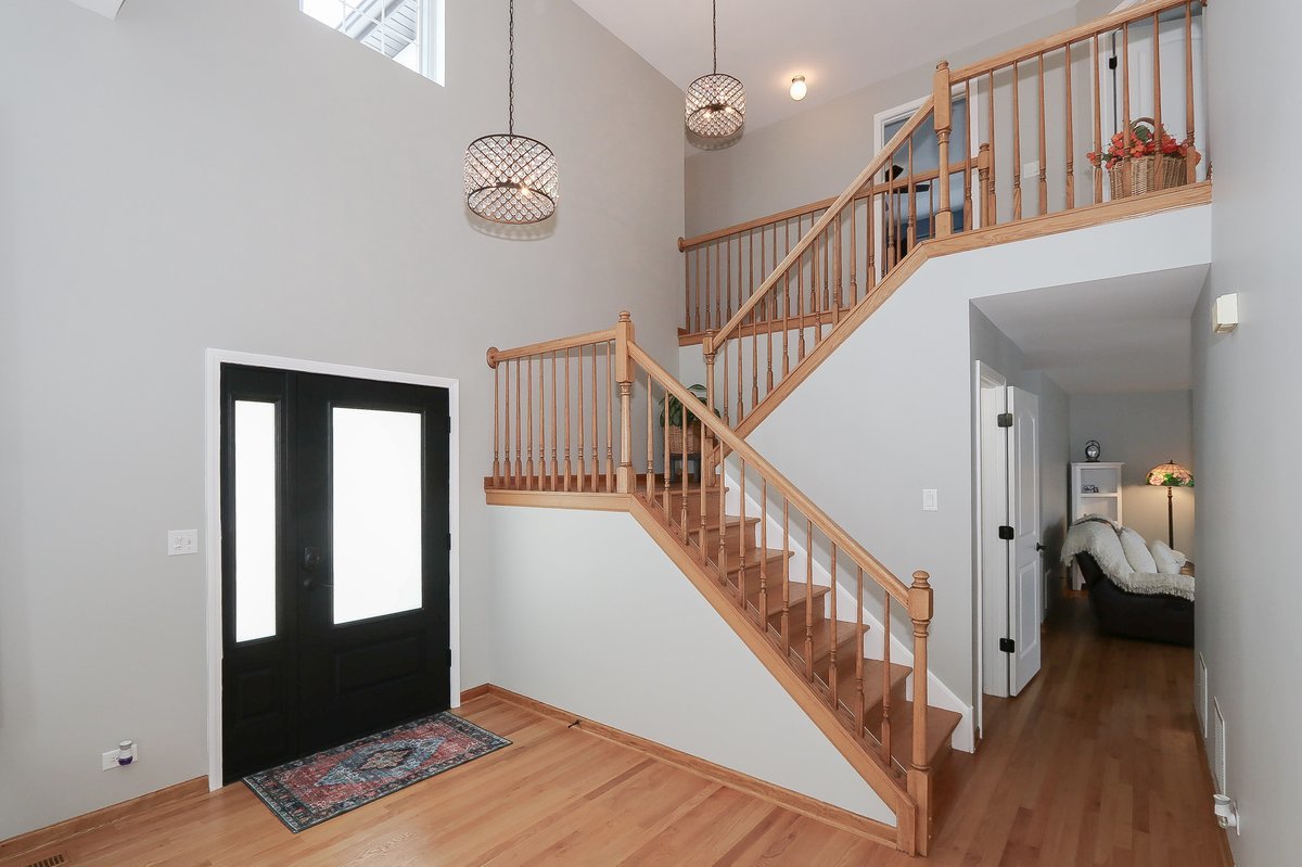 9015 Hillcrest Lane, Woodridge, IL 60517