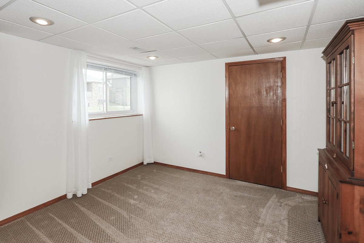 9015 Hillcrest Lane, Woodridge, IL 60517