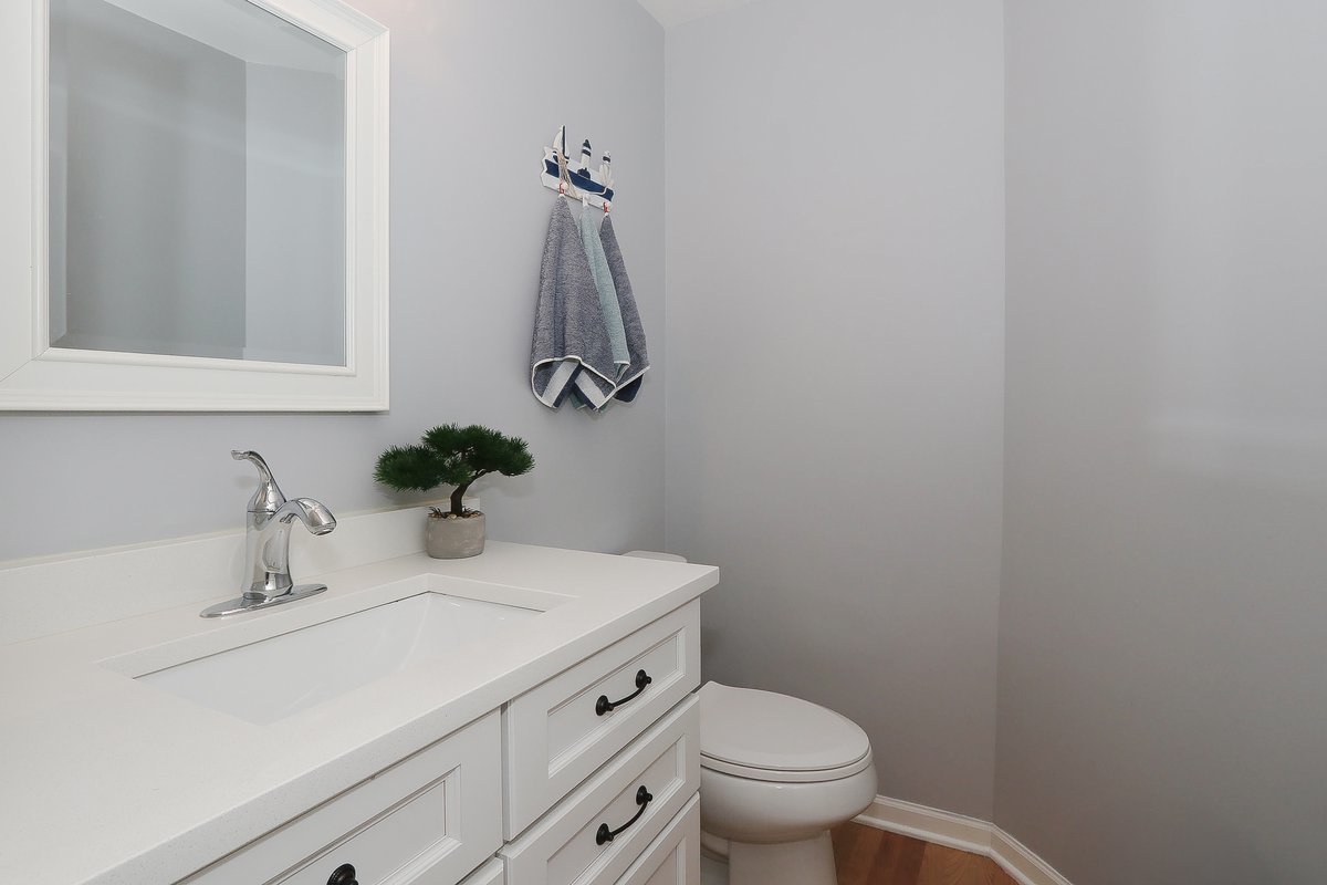 9015 Hillcrest Lane, Woodridge, IL 60517