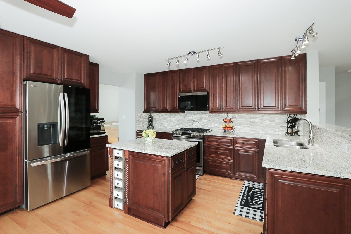 9015 Hillcrest Lane, Woodridge, IL 60517