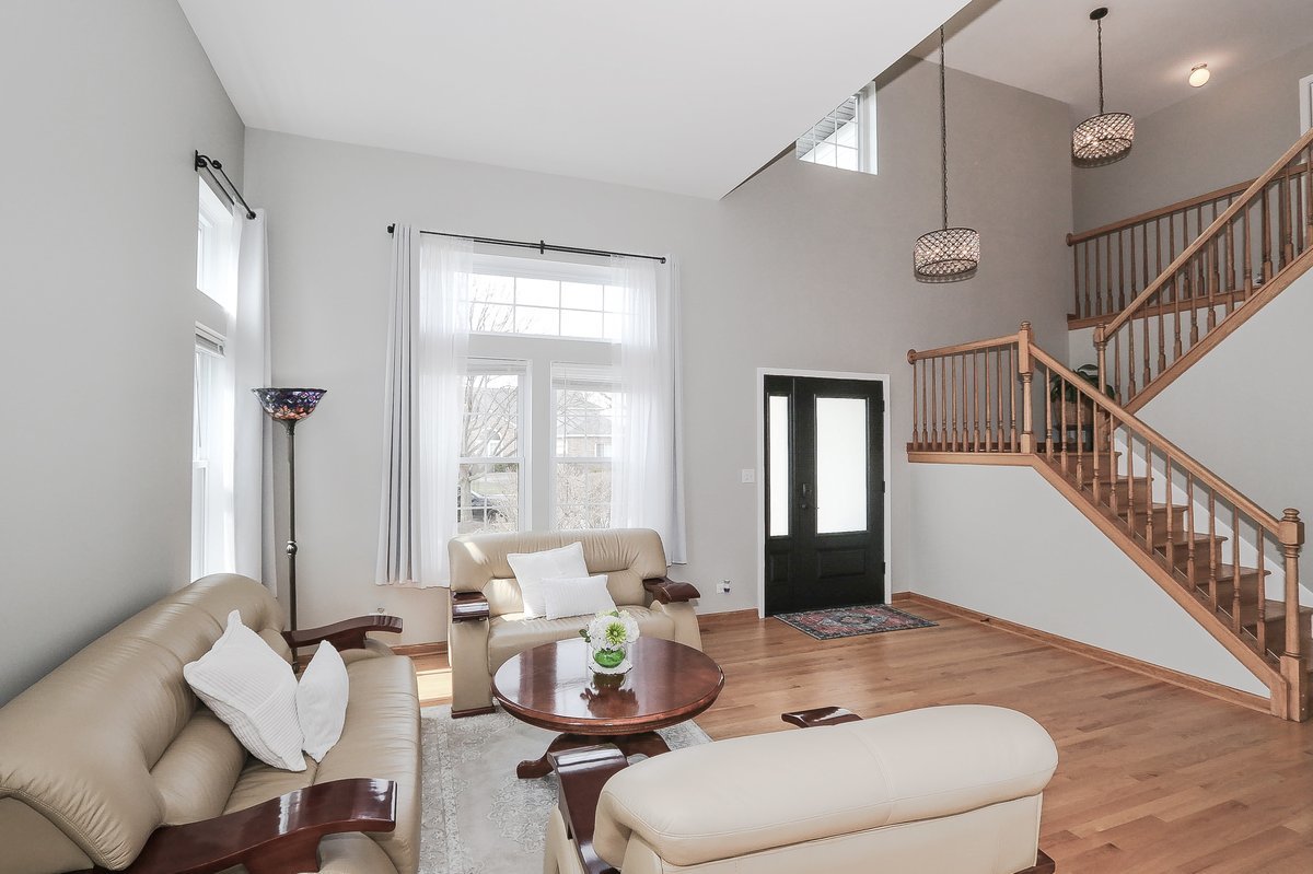 9015 Hillcrest Lane, Woodridge, IL 60517