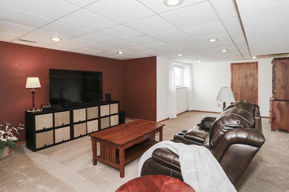 9015 Hillcrest Lane, Woodridge, IL 60517