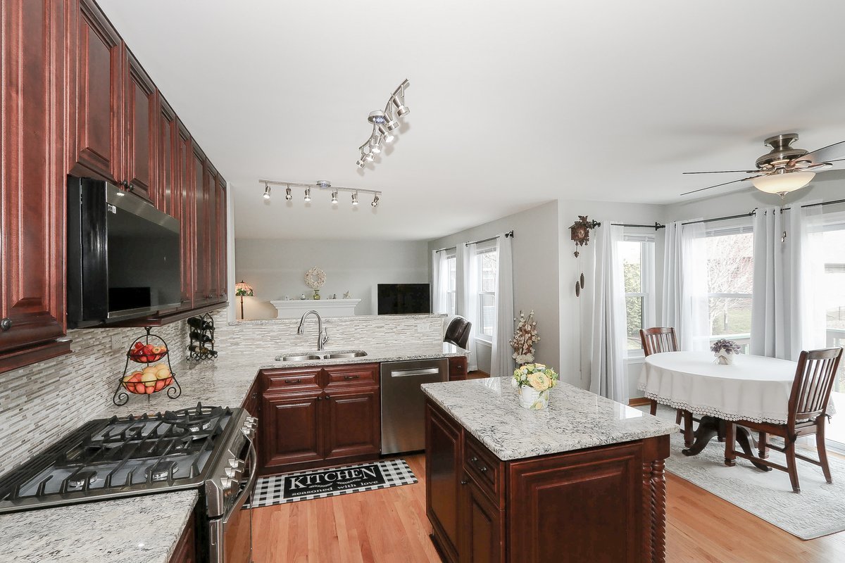 9015 Hillcrest Lane, Woodridge, IL 60517